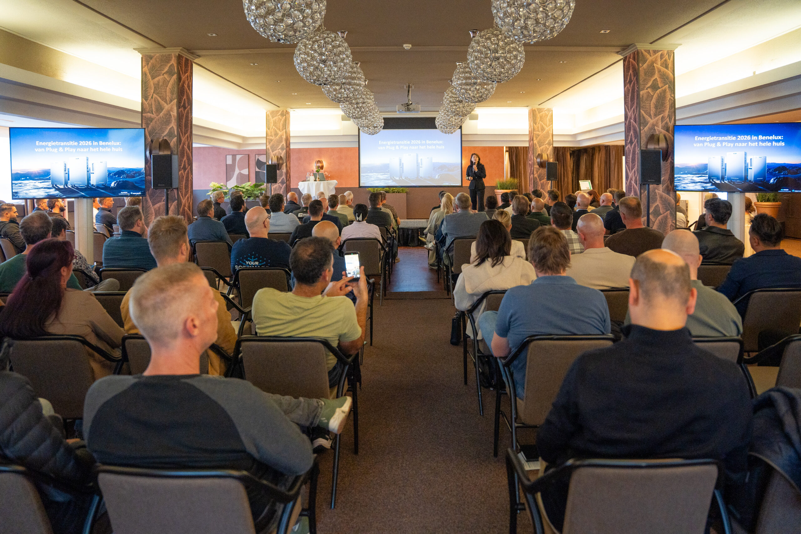 Zaal tijdens het Zendure × MW Energie launch event met op het scherm 'Energietransitie 2026 in Benelux'