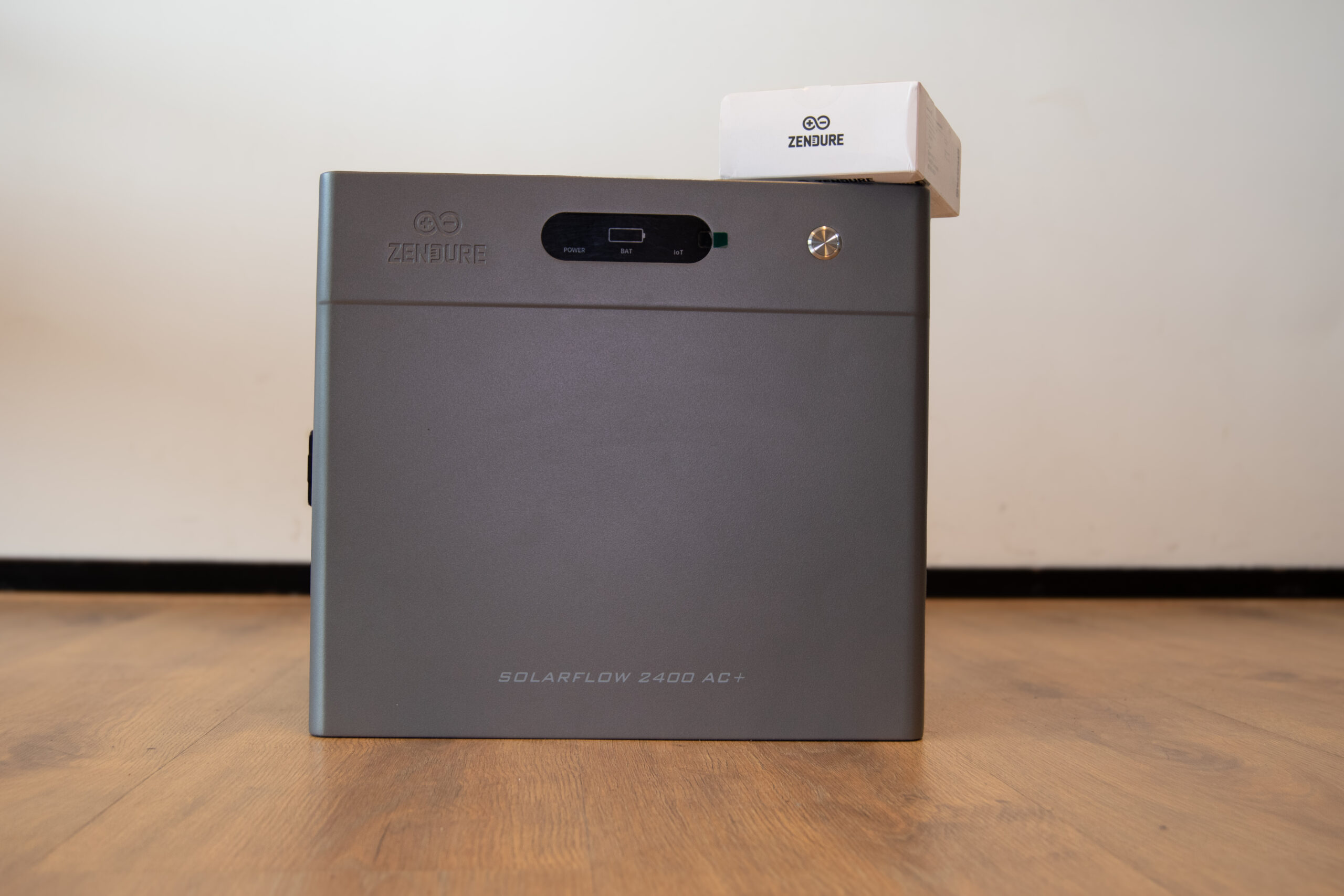 Zendure SolarFlow 2400 AC+ op een houten vloer in huis